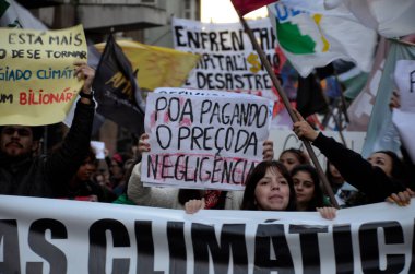 Porto Alegre (RS), 05 / 31 / 2024 İklim Yürüyüşü Kayıtları ve Cidade Baixa Mahallesi sakinleri Gösterileri, bu Cuma (31)). 