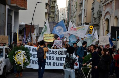 Porto Alegre (RS), 05 / 31 / 2024 İklim Yürüyüşü Kayıtları ve Cidade Baixa Mahallesi sakinleri Gösterileri, bu Cuma (31)). 