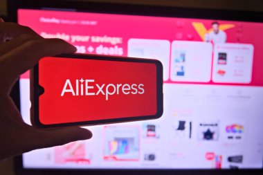 Rio de Janeiro (RJ), Brezilya 05 / 31 / 2024 Shein, Shopee and AliExpress: Milletvekilleri Meclisi, vergi 'alışveriş' projesini% 20 oranında onayladı. Cep telefonu ekranında Aliexpress mağaza logosu var.. 