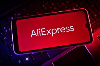 Rio de Janeiro (RJ), Brezilya 05 / 31 / 2024 Shein, Shopee and AliExpress: Milletvekilleri Meclisi, vergi 'alışveriş' projesini% 20 oranında onayladı. Cep telefonu ekranında Aliexpress mağaza logosu var.. 