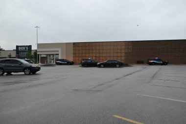 Chicago Ridge Polisi, Chicago Ridge Mall 'daki hiç kimse tarafından ateş edilmediğini ve Chicago Ridge, Illinois' deki yoğun polis varlığının arasında bir polis soruşturması için alışveriş merkezinin kapalı olduğunu söyledi. 1 Haziran 2024, Chicago Ridge, Illinois, ABD