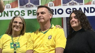 GUARULHOS (SP) Brezilya - Eski Cumhurbaşkanı Jair Messias Bolsonaro, bu Cumartesi günü Guarulhos şehrinde meydana gelen çevre felaketinden sonra gıda ve bağış toplama eylemine katıldı.. 