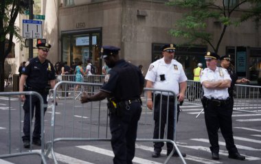 (Beşinci Geçit Güvenliği Caddelerinde New York Polis Barikatları 'yla İsrail Günü. 02 Haziran 2024, New York, ABD: Bugün NYPD, İsrail Günü 'nün Beşinci Yürüyüş güzergahını sağlama almak için çöp kamyonları ve çelik barikatlar kullandı. 