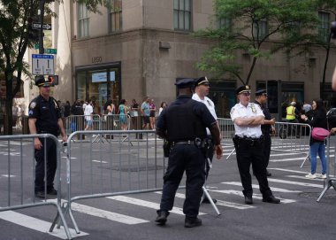 (Beşinci Geçit Güvenliği Caddelerinde New York Polis Barikatları 'yla İsrail Günü. 02 Haziran 2024, New York, ABD: Bugün NYPD, İsrail Günü 'nün Beşinci Yürüyüş güzergahını sağlama almak için çöp kamyonları ve çelik barikatlar kullandı. 