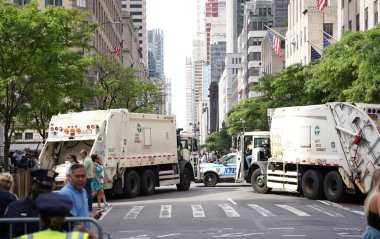 (Beşinci Geçit Güvenliği Caddelerinde New York Polis Barikatları 'yla İsrail Günü. 02 Haziran 2024, New York, ABD: Bugün NYPD, İsrail Günü 'nün Beşinci Yürüyüş güzergahını sağlama almak için çöp kamyonları ve çelik barikatlar kullandı. 