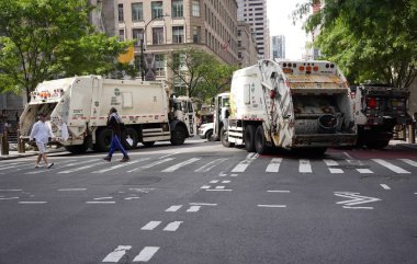 (Beşinci Geçit Güvenliği Caddelerinde New York Polis Barikatları 'yla İsrail Günü. 02 Haziran 2024, New York, ABD: Bugün New York polisi, İsrail Günü 'nün 5. Parade' deki güzergahını korumak için çöp kamyonları ve çelik barikatlar kurdu.