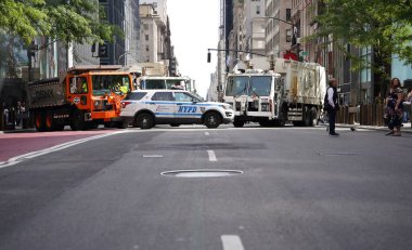 (Beşinci Geçit Güvenliği Caddelerinde New York Polis Barikatları 'yla İsrail Günü. 02 Haziran 2024, New York, ABD: Bugün NYPD, İsrail Günü 'nün Beşinci Yürüyüş güzergahını sağlama almak için çöp kamyonları ve çelik barikatlar kullandı. 