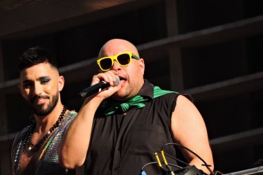 Sao Paulo (SP), 06 / 02 / 2024 - CULTURE / SHOWS / LGBT PARADE - Şarkıcı Thiago Abravanel, bu Pazar öğleden sonra Avenida Paulista 'daki Sao Paulo LGBT Onur Yürüyüşü' nün sponsorlarının üçlüsünde şarkı söyleyen gösterilerden biriydi (iki kez)). 