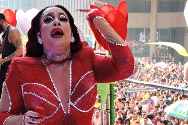 Sao Paulo (SP), 02 / 06 / 2024 - Şarkıcı Gloria Groove, bu Pazar öğleden sonra Avenida Paulista 'daki Sao Paulo LGBT Onur Yürüyüşü sponsorlarının üçlüsünde şarkı söyleyen gösterilerden biriydi (2) ).