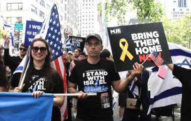 (New York 'ta İsrail Günü, 5. Geçit Töreni 2024. 2 Haziran 2024, New York, ABD: Beşinci Geçit 'te İsrail Günü, aralarında İsrail ve ABD' nin de yer aldığı 40 binden fazla katılımcının katılması beklenen New York Yahudi Toplumsal İlişkiler Konseyi tarafından düzenlenmektedir..