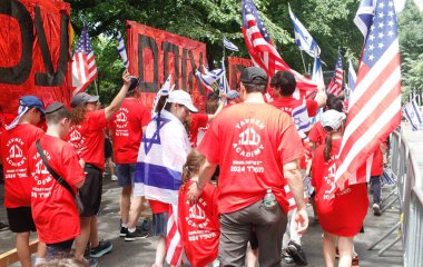 (New York 'ta İsrail Günü, 5. Geçit Töreni 2024. 2 Haziran 2024, New York, ABD: Beşinci Geçit 'te İsrail Günü, aralarında İsrail ve ABD' nin de yer aldığı 40 binden fazla katılımcının katılması beklenen New York Yahudi Toplumsal İlişkiler Konseyi tarafından düzenlenmektedir..