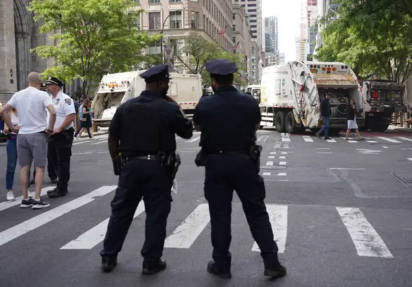 (Beşinci Geçit Güvenliği Caddelerinde New York Polis Barikatları 'yla İsrail Günü. 02 Haziran 2024, New York, ABD: Bugün New York polisi, İsrail Günü 'nün 5. Parade' deki güzergahını korumak için çöp kamyonları ve çelik barikatlar kurdu.