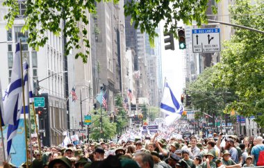 (New York 'ta İsrail Günü, 5. Geçit Töreni 2024. 2 Haziran 2024, New York, ABD: Beşinci Geçit 'te İsrail Günü, aralarında İsrail ve ABD' nin de yer aldığı 40 binden fazla katılımcının katılması beklenen New York Yahudi Toplumsal İlişkiler Konseyi tarafından düzenlenmektedir..