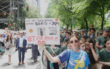 (New York 'ta İsrail Günü, 5. Geçit Töreni 2024. 2 Haziran 2024, New York, ABD: Beşinci Geçit 'te İsrail Günü, aralarında İsrail ve ABD' nin de yer aldığı 40 binden fazla katılımcının katılması beklenen New York Yahudi Toplumsal İlişkiler Konseyi tarafından düzenlenmektedir..