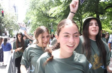 (New York 'ta İsrail Günü, 5. Geçit Töreni 2024. 2 Haziran 2024, New York, ABD: Beşinci Geçit 'te İsrail Günü, aralarında İsrail ve ABD' nin de yer aldığı 40 binden fazla katılımcının katılması beklenen New York Yahudi Toplumsal İlişkiler Konseyi tarafından düzenlenmektedir..