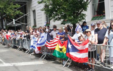 (New York 'ta İsrail Günü, 5. Geçit Töreni 2024. 2 Haziran 2024, New York, ABD: Beşinci Geçit 'te İsrail Günü, aralarında İsrail ve ABD' nin de yer aldığı 40 binden fazla katılımcının katılması beklenen New York Yahudi Toplumsal İlişkiler Konseyi tarafından düzenlenmektedir..