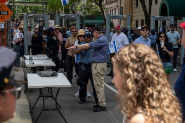 2024 İsrail Geçit Töreni. 2 Haziran 2024, New York, New York, ABD: New York City 'de 2 Haziran 2024' te düzenlenen yıllık İsrail Geçit Töreni sırasında NYPD 'nin güvenlik kontrol noktasından geçen seyirciler.