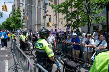 2024 İsrail Geçit Töreni. 2 Haziran 2024, New York, New York, ABD: NYPD memurları 2 Haziran 2024 'te New York' ta düzenlenen yıllık İsrail Geçit Töreni sırasında bisiklet standında hazırlar. On binlerce insan Beşinci Cadde 'de yürüdü.