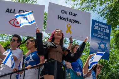 NEW YORK, ABD - 2 Haziran 2024: İsrailli şarkıcı Eden Golan, 2 Haziran 2024 'te New York' ta düzenlenen yıllık İsrail Geçit Töreni sırasında Beşinci Cadde 'de bir şamandıraya bindi. On binlerce insan İsrail geçit töreni sırasında Beşinci Cadde 'de yürüdü.