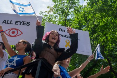 NEW YORK, ABD - 2 Haziran 2024: İsrailli şarkıcı Eden Golan, 2 Haziran 2024 'te New York' ta düzenlenen yıllık İsrail Geçit Töreni sırasında Beşinci Cadde 'de bir şamandıraya bindi. On binlerce insan İsrail geçit töreni sırasında Beşinci Cadde 'de yürüdü.