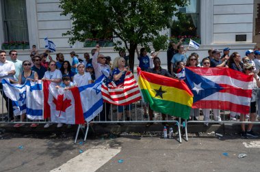 2024 İsrail Geçit Töreni. 2 Haziran 2024, New York, New York, ABD: Birçok ülkeden bayraklı izleyiciler, 2 Haziran 2024 'te New York' ta düzenlenen yıllık İsrail Geçit Töreni sırasında tezahürat yapıyor. 