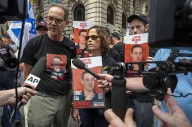 2024 İsrail Geçit Töreni. 2 Haziran 2024, New York, ABD: Hamas 'ta rehin tutulan Ömer Neutra' nın aile üyeleri 2 Haziran 2024 'te New York' ta düzenlenen yıllık İsrail Geçit Töreni 'nin başında basın mensuplarına konuştu..  