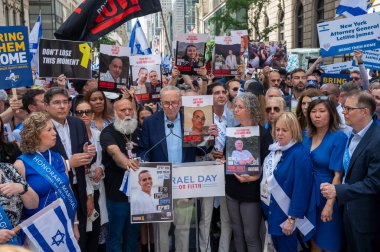 2024 İsrail Geçit Töreni. 02 Haziran 2024, New York, ABD: Senato Çoğunluk Lideri, ABD Senatör Chuck Schumer (C) 2 Haziran 2024 'te New York' ta düzenlenen yıllık İsrail Geçit Töreni 'nin başında basına konuştu.  