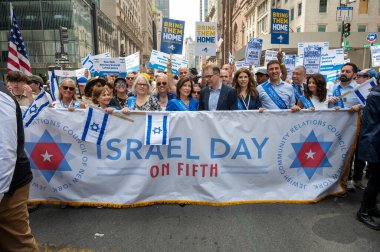 2024 İsrail Geçit Töreni. 2 Haziran 2024, New York, ABD: New York Eyaleti Valisi Kathy Hochul (C), 2 Haziran 2024 'te New York' ta düzenlenen yıllık İsrail Geçit Töreni sırasında Beşinci Cadde 'de yürüyüş yapıyor..  