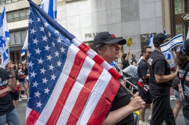 2024 İsrail Geçit Töreni. 2 Haziran 2024, New York, New York, ABD: İsrail ve ABD bayrakları, 2 Haziran 2024 'te New York' ta düzenlenen yıllık İsrail Geçit Töreni sırasında Beşinci Cadde 'de yürüyüş yapıyor.