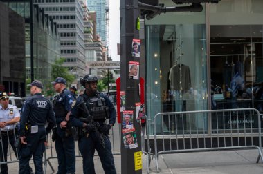 2024 İsrail Geçit Töreni. 2 Haziran 2024, New York, New York, ABD: Geleneksel İsrail Geçit Töreni sırasında Beşinci Cadde 'deki geçit yolu boyunca Hamas' ın elinde tuttuğu bir rehinenin fotoğraflarının olduğu çıkartmalar. 