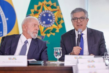 Brezilya (DF), 04 / 06 / 2024 - Cumhurbaşkanı Lula ve Bakan Alexandre Padilha, Alzheimer Hastalığı ve Diğer Bunaklara Kapsamlı Bakım Ulusal Politikasının imzalanması sırasında,. 