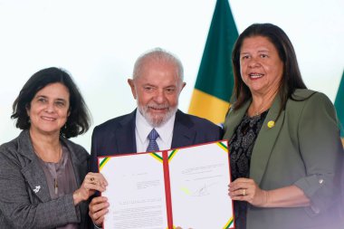 BRASILIA (DF), 04 / 06 / 2024 - Cumhurbaşkanı Lula ve Sağlık Bakanı Nisia Trindade, Alzheimer Hastalığı ve Diğer Bunaklara Kapsamlı Bakım Ulusal Politikasının imzalanması sırasında,. 