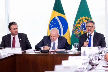 Brezilya (DF), 04 / 06 / 2024 - Cumhurbaşkanı Lula, Uluslararası İlişkiler Bakanı Alexandre Padilha ve Eğitim Bakanı Camilo Santana, Ulusal Halka Kapsamlı Bakım Politikası 'nın yaptırımlarının imzalanması sırasında. 