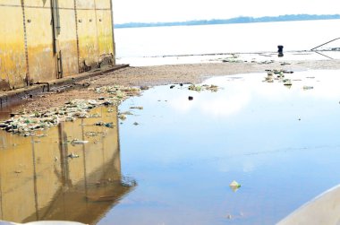 PORTO ALEGRE (RS), Brezilya 06 / 04 / 2024 Avenida Maua, Cais do Porto yakınlarında ve Porto Alegre kentinin tarihi merkezinde, sular çekiliyor ve yakındaki caddelerde az miktarda su birikiyor.