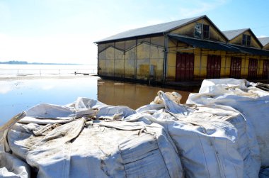 PORTO ALEGRE (RS), Brezilya 06 / 04 / 2024 Avenida Maua, Cais do Porto yakınlarında ve Porto Alegre kentinin tarihi merkezinde, sular çekiliyor ve yakındaki caddelerde az miktarda su birikiyor.