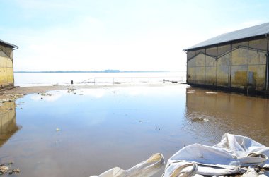 PORTO ALEGRE (RS), Brezilya 06 / 04 / 2024 Avenida Maua, Cais do Porto yakınlarında ve Porto Alegre kentinin tarihi merkezinde, sular çekiliyor ve yakındaki caddelerde az miktarda su birikiyor.