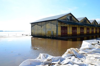 PORTO ALEGRE (RS), Brezilya 06 / 04 / 2024 Avenida Maua, Cais do Porto yakınlarında ve Porto Alegre kentinin tarihi merkezinde, sular çekiliyor ve yakındaki caddelerde az miktarda su birikiyor.