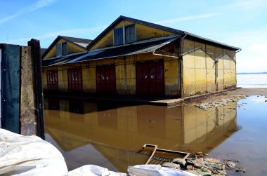 PORTO ALEGRE (RS), Brezilya 06 / 04 / 2024 Avenida Maua, Cais do Porto yakınlarında ve Porto Alegre kentinin tarihi merkezinde, sular çekiliyor ve yakındaki caddelerde az miktarda su birikiyor.