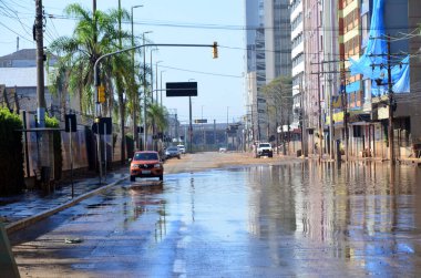 PORTO ALEGRE (RS), Brezilya 06 / 04 / 2024 Avenida Maua, Cais do Porto yakınlarında ve Porto Alegre kentinin tarihi merkezinde, sular çekiliyor ve yakındaki caddelerde az miktarda su birikiyor.