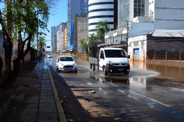 PORTO ALEGRE (RS), Brezilya 06 / 04 / 2024 Avenida Maua, Cais do Porto yakınlarında ve Porto Alegre kentinin tarihi merkezinde, sular çekiliyor ve yakındaki caddelerde az miktarda su birikiyor.