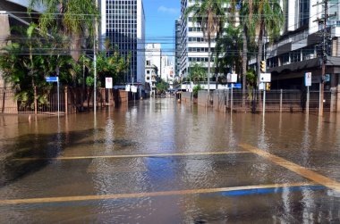 PORTO ALEGRE (RS), Brezilya 06 / 04 / 2024 Avenida Maua, Cais do Porto yakınlarında ve Porto Alegre kentinin tarihi merkezinde, sular çekiliyor ve yakındaki caddelerde az miktarda su birikiyor.