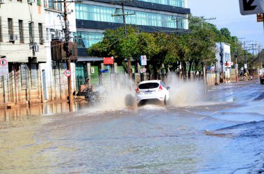 PORTO ALEGRE (RS), Brezilya 06 / 04 / 2024 Avenida Maua, Cais do Porto yakınlarında ve Porto Alegre kentinin tarihi merkezinde, sular çekiliyor ve yakındaki caddelerde az miktarda su birikiyor.