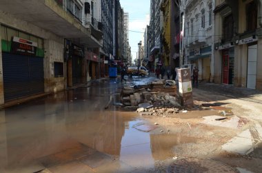 PORTO ALEGRE (RS) Brezilya 06 / 04 / 2024 Sular Guaiba Gölü 'ne döndükten sonra, pek çok ürün ve girdi kaybının yaşandığı genel olarak ticaretin devamının başlıca odak noktası mağazaların temizliği oldu. P harfi