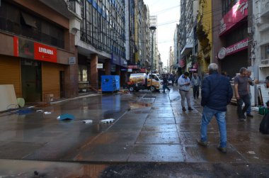 PORTO ALEGRE (RS) Brezilya 06 / 04 / 2024 Sular Guaiba Gölü 'ne döndükten sonra, pek çok ürün ve girdi kaybının yaşandığı genel olarak ticaretin devamının başlıca odak noktası mağazaların temizliği oldu. P harfi