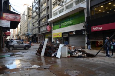 PORTO ALEGRE (RS) Brezilya 06 / 04 / 2024 Sular Guaiba Gölü 'ne döndükten sonra, pek çok ürün ve girdi kaybının yaşandığı genel olarak ticaretin devamının başlıca odak noktası mağazaların temizliği oldu. P harfi