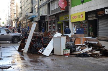 PORTO ALEGRE (RS) Brezilya 06 / 04 / 2024 Sular Guaiba Gölü 'ne döndükten sonra, pek çok ürün ve girdi kaybının yaşandığı genel olarak ticaretin devamının başlıca odak noktası mağazaların temizliği oldu. P harfi