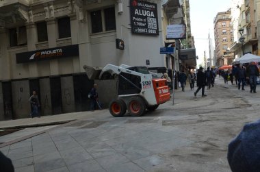 PORTO ALEGRE (RS) Brezilya 06 / 04 / 2024 Sular Guaiba Gölü 'ne döndükten sonra, pek çok ürün ve girdi kaybının yaşandığı genel olarak ticaretin devamının başlıca odak noktası mağazaların temizliği oldu. P harfi