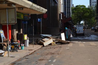 PORTO ALEGRE (RS) Brezilya 06 / 04 / 2024 Sular Guaiba Gölü 'ne döndükten sonra, pek çok ürün ve girdi kaybının yaşandığı genel olarak ticaretin devamının başlıca odak noktası mağazaların temizliği oldu. P harfi
