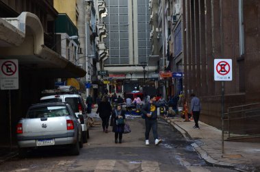 PORTO ALEGRE (RS) Brezilya 06 / 04 / 2024 Sular Guaiba Gölü 'ne döndükten sonra, pek çok ürün ve girdi kaybının yaşandığı genel olarak ticaretin devamının başlıca odak noktası mağazaların temizliği oldu. P harfi