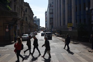 PORTO ALEGRE (RS) Brezilya 06 / 04 / 2024 Sular Guaiba Gölü 'ne döndükten sonra, pek çok ürün ve girdi kaybının yaşandığı genel olarak ticaretin devamının başlıca odak noktası mağazaların temizliği oldu. P harfi